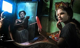 Khuôn mặt già trước tuổi đầy son phấn của gái bán dâm trẻ ở Sonagachi