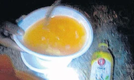 Hình ảnh chai nước trà xanh chứa độc trong thông điệp lan truyền trên mạng yêu cầu binh sỹ Thái Lan cảnh giác với đồ uống có độc.