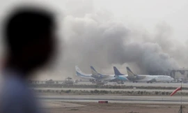 Khói bốc lên từ sân bay Jinnah hôm 9/6