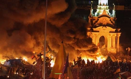 Khói lửa mịt mùng ở Quảng trường Độc lập, Thủ đô Kiev, Ukraine