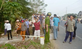 Vụ viếc khiến nhiều người hiếu kỳ tập trong theo dõi.