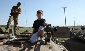 Ông bố muốn dạy 2 con về hiện thực tàn khốc của chiến tranh và sự hủy diệt mà vũ khí mang lại