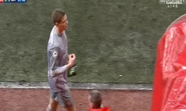 Hành vi khiếm nhã của Szczesny 