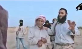 Cha cô gái (bên trái) cùng tay súng IS