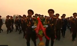 Quân nhân đến đặt hoa tại tượng đài cố Chủ tịch Kim Jong Il nhân ngày sinh nhật hôm 16/2