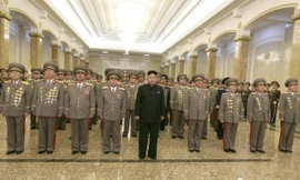 Lãnh đạo Kim Jong Un cùng các quan chức cấp cao đến thăm Cung Kumsusan hôm 16/2
