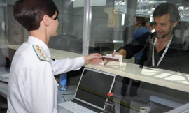 Một hành khách làm thủ tục nhập cảnh tại sân bay Kharkiv, Ukraine