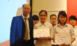 Ông Nguyễn Minh Hải với những học sinh nhận học bổng. 