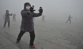 Tập dưỡng sinh giữa màn khói bụi ô nhiễm ở Trung Quốc