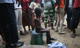Em bé nghi bị nhiễm Ebola bị bỏ mặc ngoài đường đông người