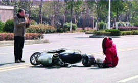 Ông Gouhua Zhao giơ điện thoại chụp ảnh vụ tai nạn