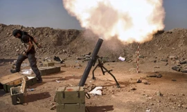 Một dân quân Iraq thuộc lực lượng Saraya al-Salam (Lữ đoàn Hòa bình) do giáo sỹ Hồi giáo dòng Shiite Moqtada al-Sadr thành lập bắn đạn pháo trong cuộc đụng độ với các chiến binh của Nhà nước Hồi giáo tự xưng ở Tuz Khurmatu, tỉnh Salaheddin hôm 31/8.