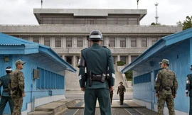 Binh sỹ Hàn Quốc, Triều Tiên canh gác tại Khu Phi Quân sự giữa hai nước