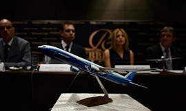 Một mẫu máy bay Boeing 777-200 được trưng bày trong cuộc họp báo của công ty luật Ribbeck tại Kuala Lumpur ngày 26/3. 