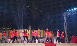 Bức tượng Tứ mã ở trung tâm Quảng trường Royal City làm nền đã giúp sân khấu biểu diễn trở nên vô cùng đặc biệt và ấn tượng