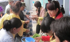 Cty Văn Minh nấu cháo giúp đỡ người nghèo.