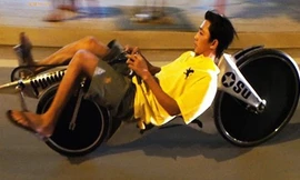 Teen Sài thành thích thú với xe đạp nằm 