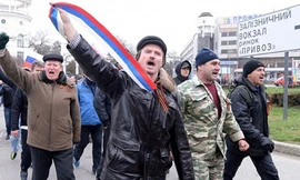 Những người ủng hộ việc Crimea sáp nhập vào Nga tuần hành hôm 9/3