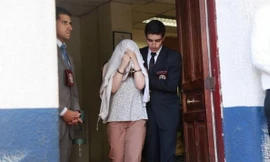 Veronica Carrera Chaparro (giữa) bị cảnh sát bắt