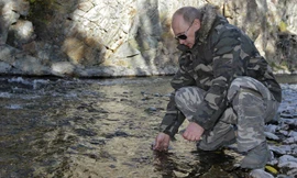 Tổng thống Vladimir Putin trong chuyến thám hiểm Khu bảo tồn Sinh quyển Ubsunur Hollow tháng 10/2010.