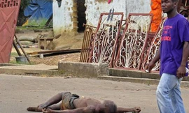 Xác nạn nhân dịch Ebola nằm trên đường 