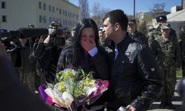 Cô dâu Galina Volosyanchik khóc òa trong hạnh phúc