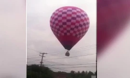 Chiếc khinh khí cầu khi sắp chạm vào đường dây điện