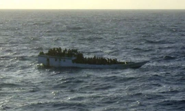 Một con tàu quá tải lênh đênh giữa biển