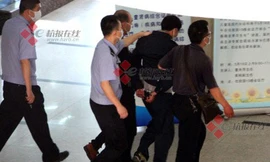 Ông Zhang bị cảnh sát bắt 