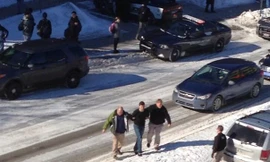 Cảnh sát áp giải nghi phạm vụ xả súng ở trường Đại học Purdue, bang Indiana, Mỹ