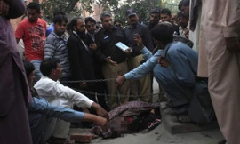 Cảnh sát có mặt tại hiện trường sau khi cô Farzana Parveen bị người thân ném đá đến chết