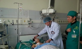 Bệnh nhân Hòa đã tỉnh táo và đang được các bác sỹ chăm sóc. 