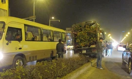 Xe tải chở quất leo dải phân cách 