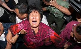 Người thân đau đớn khi nhận được tin MH370 biến mất.