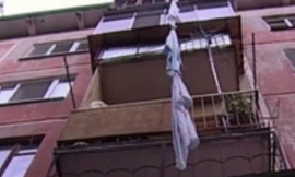 Cô gái buộc những mảnh vải vào nhau để thoát thân khỏi tầng 2 căn hộ