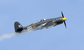 Khói trắng bốc lên từ chiếc Hawker Sea Fury khi đang trình diễn