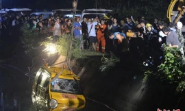 Chiếc xe chở học sinh mẫu giáo được kéo lên bờ vào sáng sớm nay, 11/7