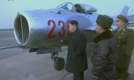 Lãnh đạo Triều Tiên Kim Jong Un (ngoài cùng bên trái) đứng cạnh một chiếc MiG-19