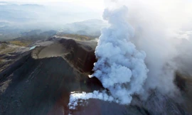 Khói bụi bốc lên ngùn ngụt từ ngọn núi lửa Ontake.