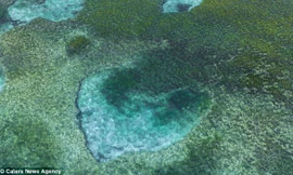 Hình trái tim khổng lồ ở lòng hồ xanh biếc