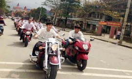  Một đám cưới với dàn xe mô-tô "khủng" không đội mũ bảo hiểm tham gia đoàn rước dâu 