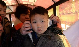 Cậu bé Wang Yufan trên đường trở về nhà sau khi nối lại tai ở viện