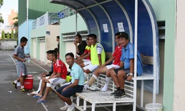 Ông bầu bỏ rơi, đội bóng khốn khổ