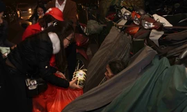 Nhóm bạn trẻ dành tặng chưng, giò chả Ước Lễ, bánh kẹo, quần áo ấm và lì xì tặng những người vô gia cư trên hè phố Hà Nội.