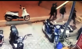 Ảnh 2 nhóm thanh niên cầm kiếm hỗn chiến trên đường.