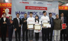Đại diện báo Tiền Phong, Cty Prudential Việt Nam trao học bổng cho “Nâng bước sinh viên - Chắp cánh tương lai” cho sinh viên nghèo huyện Nam Sách (Hải Dương). 