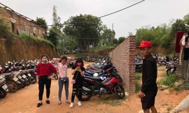 Bãi gửi xe tự phát đua nhau 'chặt chém' tại lễ hội Đền Hùng