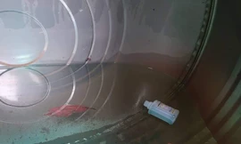 Chai thuốc được gia đình anh S. tìm thấy trong bể nước ăn.