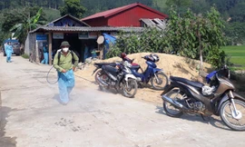Cơ quan chức năng khử trùng, tiêu độc tại Mường Khương.