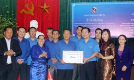 Bí thư Tỉnh Đoàn Hà Tĩnh Nguyễn Thế Hoàn tặng quà đoàn công tác Tỉnh Đoàn Bôlykhămxay.